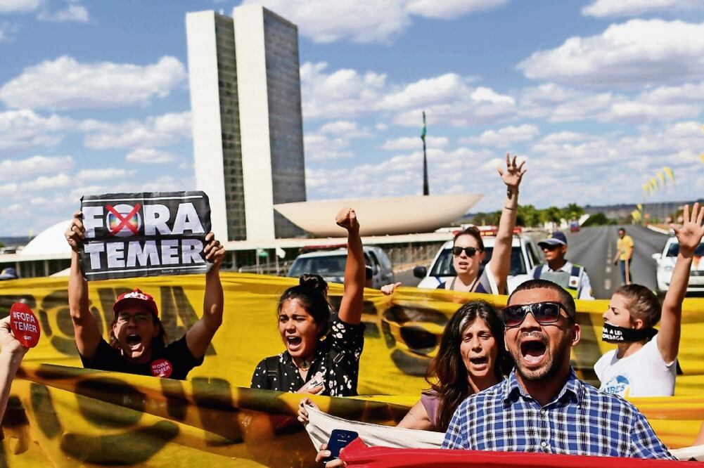 Simpatizantes de la presidenta suspendida Dilma Rousseff, durante una protesta ayer, en Brasilia, frente al Congreso donde hoy está prevista la votación sobre la destitución definitiva de la mandataria (BRUNO KELLY. REUTERS)