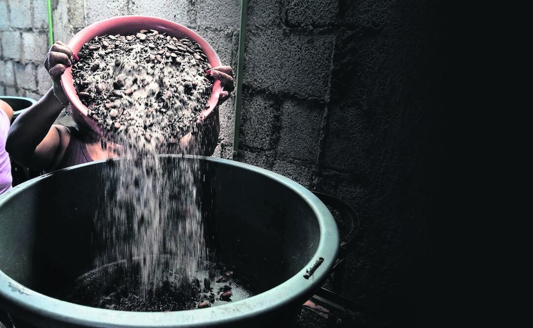 La calidad del chocolate depende de las herramientas de trabajo para garantizar un producto de buena textura y sabor, por ello se acude a los molinos tradicionales. Fotos: de Yaretzy M. Osnaya