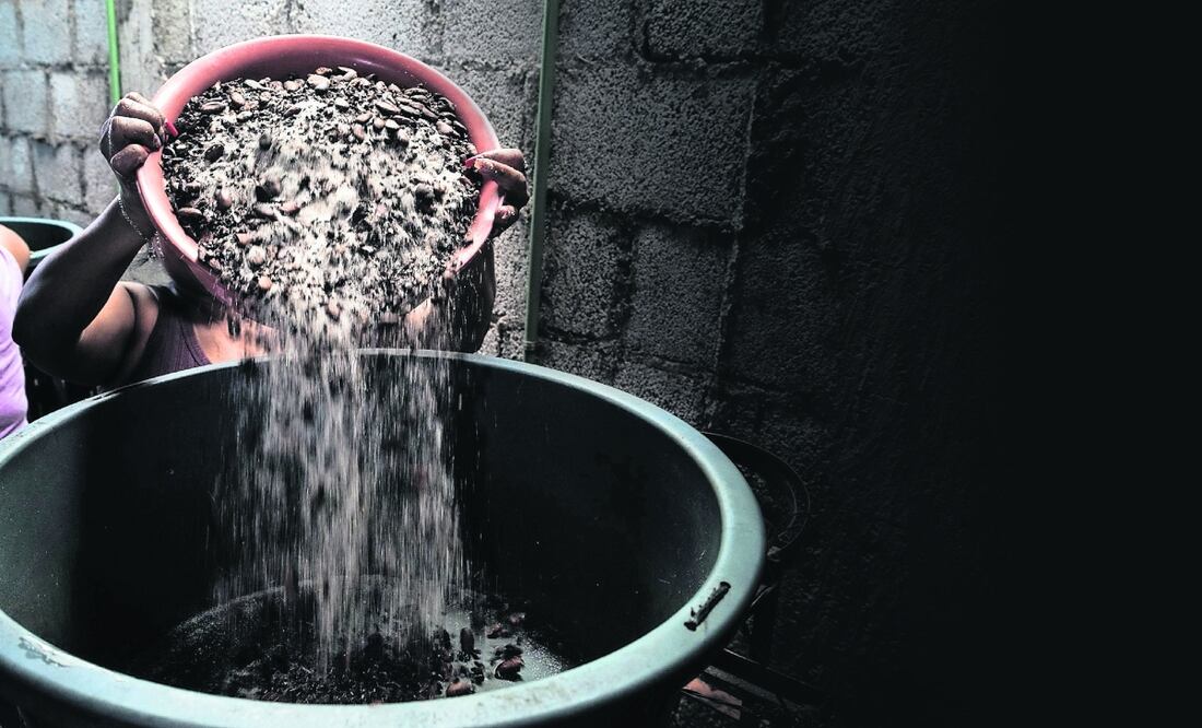 La calidad del chocolate depende de las herramientas de trabajo para garantizar un producto de buena textura y sabor, por ello se acude a los molinos tradicionales. Fotos: de Yaretzy M. Osnaya