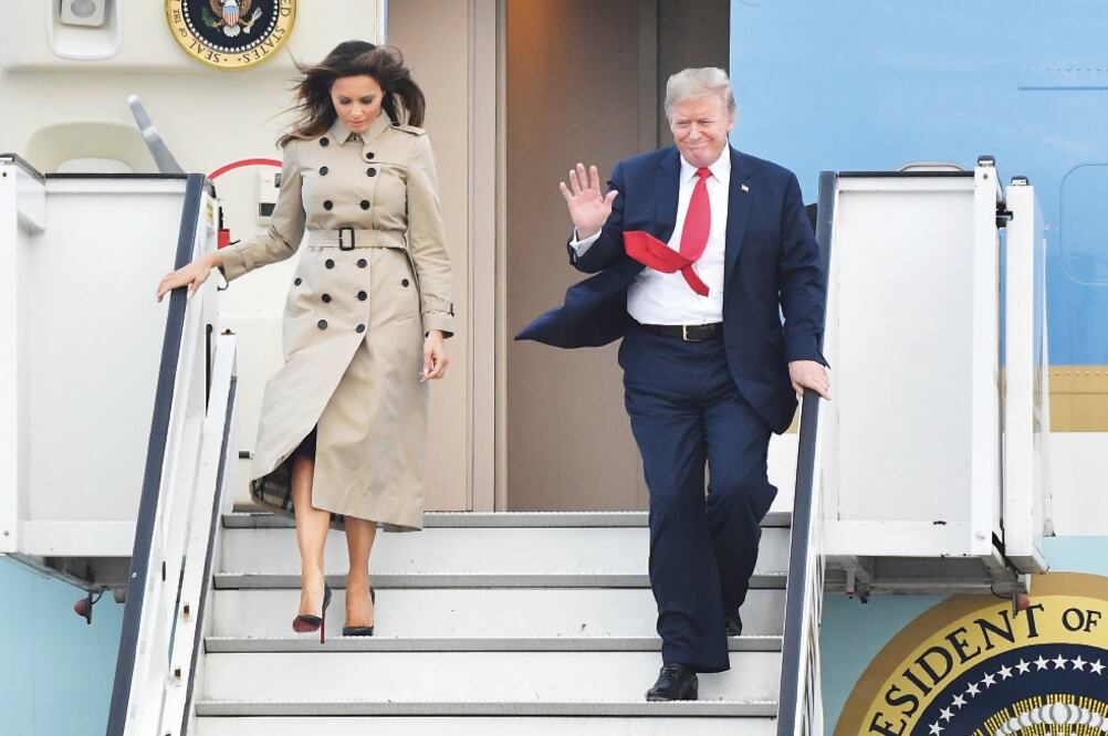 El presidente de EU, Donald Trump, y su esposa, Melania, al llegar ayer al aeropuerto de Melsbroek, en Bélgica, previo a la cumbre de la OTAN de hoy (GEERT VANDEN WIJNGAERT. AP)