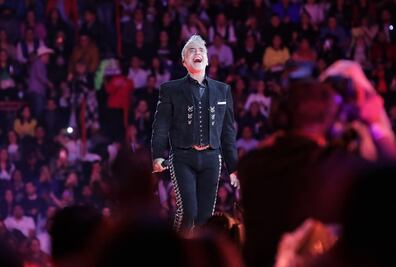 Alejandro Fernández se presenta con copas de más y se queda dormido en pleno concierto