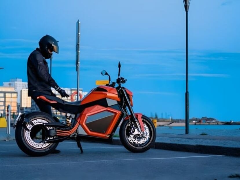 La moto eléctrica que guarda las baterías en su llanta