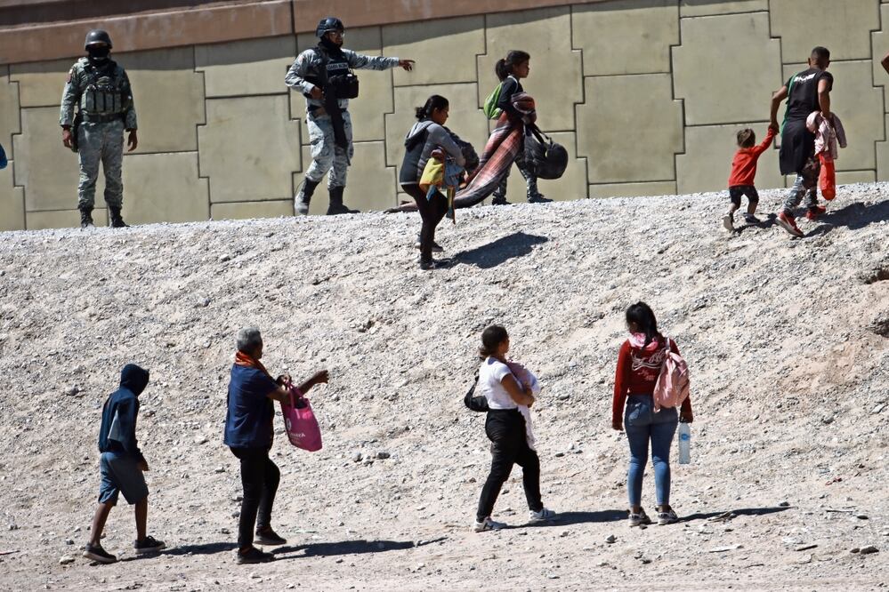 Los migrantes se desplazan cargando sus pertenencias, ya que integrantes de la Guardia Nacional retiraron el campamento donde se quedaban antes de intentar cruzar a Estados Unidos. Foto: Christian Torres | El Universal