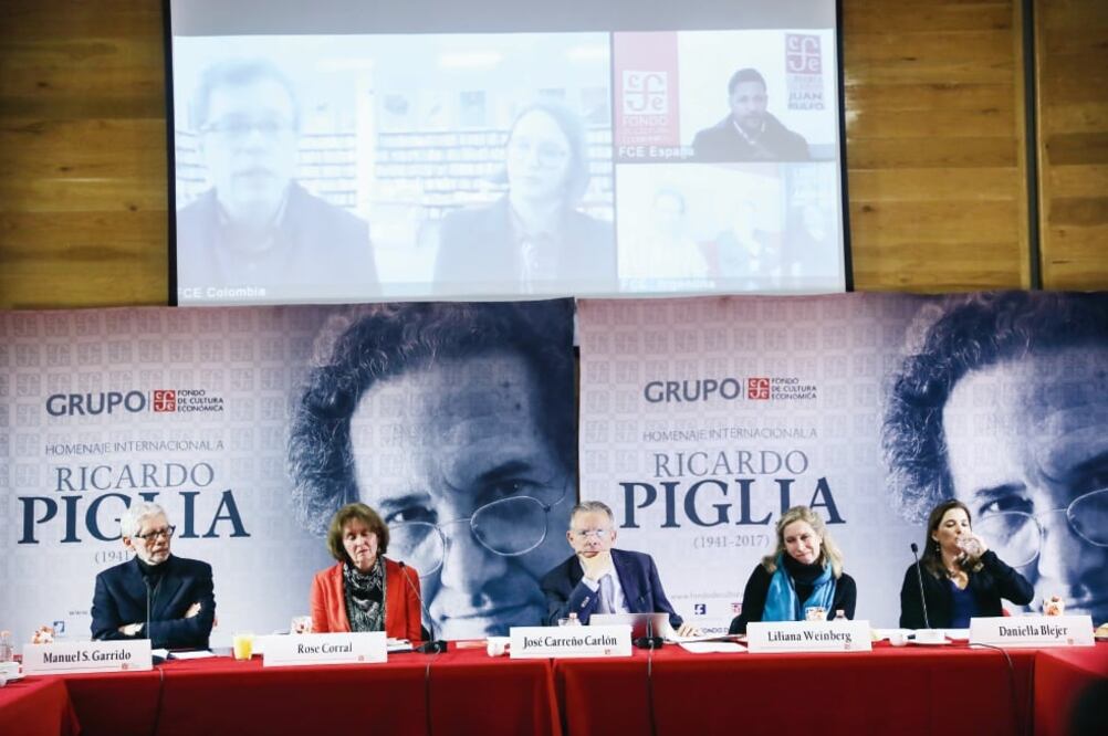 Estudiosos y lectores de México, Argentina, Colombia y España se enlazaron, vía 'streaming ', para reconocer la obra del escritor recientemente fallecido. (GERMÁN ESPINOSA. EL UNIVERSAL)