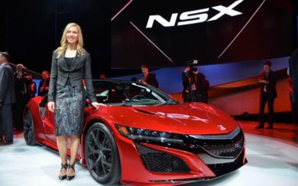 Acura NSX no sería tan seductor sin esta bella mujer