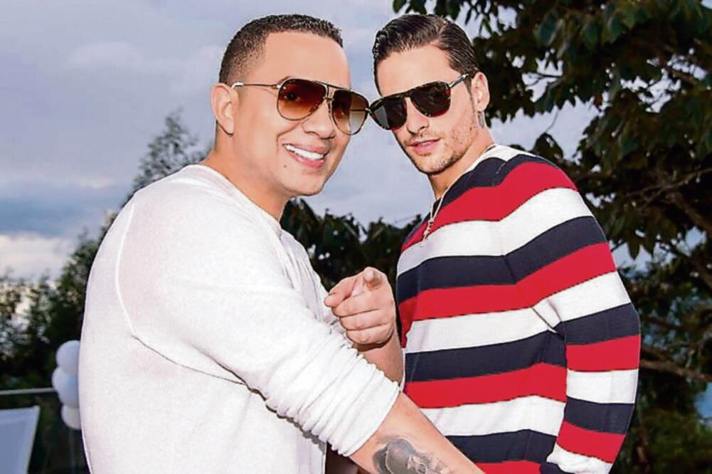 Con Maluma (der.) interpreta su sencillo “Vivo pensando en ti”, que acumula más de 130 millones vistas en YouTube. Foto: CORTESÍA