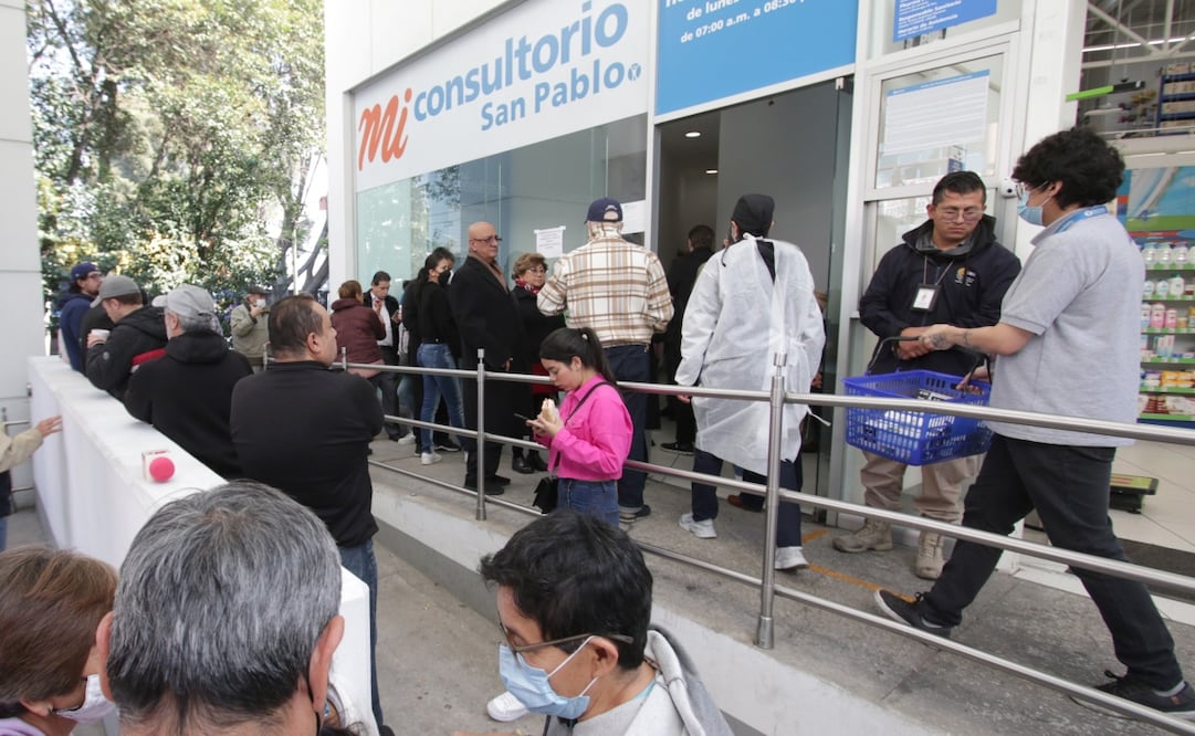 En menos de cinco horas se acabaron las dosis de Pfizer que se venden en algunas farmacias en la Ciudad de México. Gente de todas las edades hizo filas e incluso hubo quienes fueron de sucursal en sucursal, pero no la consiguieron. Foto: Carlos Meía | El Universal