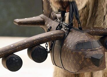 Louis Vuitton lanza bolso con forma de avión, su precio causa polémica