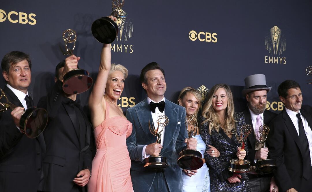 El elenco de "Ted Lasso" celebra su triunfo en los premios Emmy 2021. Foto: Danny Moloshok/Invision for the Television Academy/AP Images
