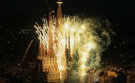 Papa León XIV bendice la Torre de Jesús; la Sagrada Familia ilumina su cima por primera vez