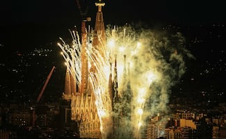 Papa León XIV bendice la Torre de Jesús; la Sagrada Familia ilumina su cima por primera vez