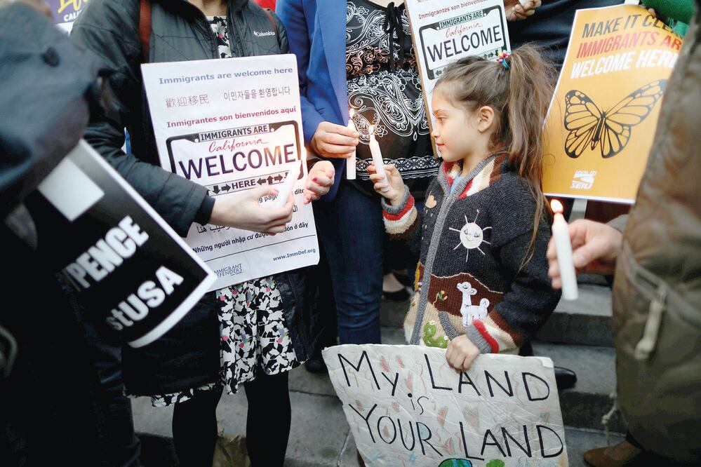 Maya Casillas, de siete años, durante una vigilia, ayer, en Los Ángeles, en respuesta a las órdenes ejecutivas relacionadas con la migración (LUCY NICHOLSON. REUTERS)