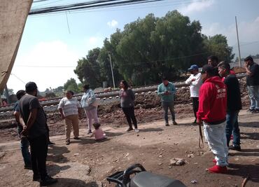 Pobladores y comerciantes se manifiestan por retrasos en la obra del Tren Suburbano en Tultepec