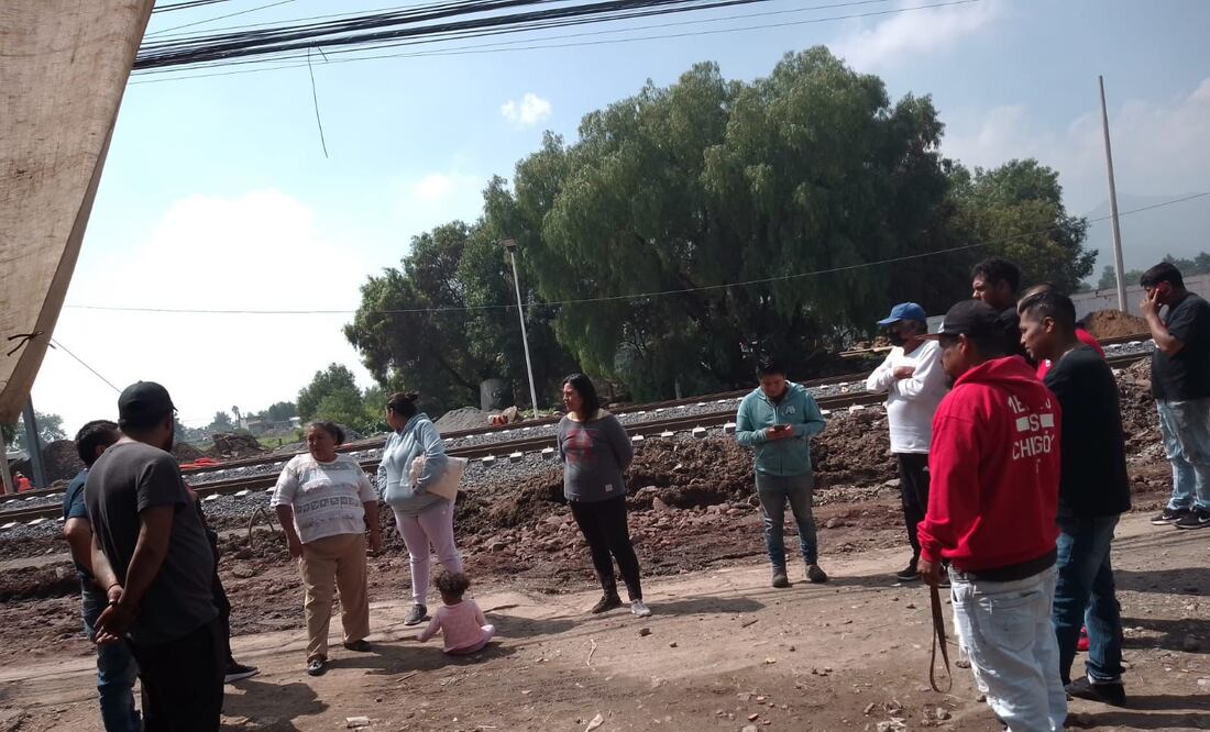 Pobladores y comerciantes del Ejido de Teyahualco se manifestaron de nueva cuenta la mañana de este viernes, para expresar su inconformidad por los retrasos de las obras de ampliación del Tren Suburbano al AIFA. (Foto: especial)