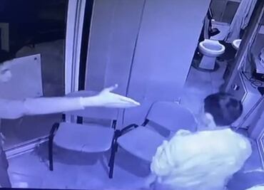 Joven que dio golpiza a guardia en Puebla huye a Estados Unidos y su papá justifica agresión