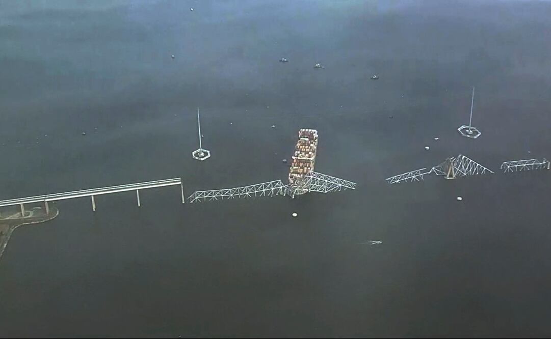 Restos del puente Francis Scott Key luego de que un carguero chocó contra una de las columnas de apoyo del puente y causó su derrumbe en Baltimore. Foto: AP