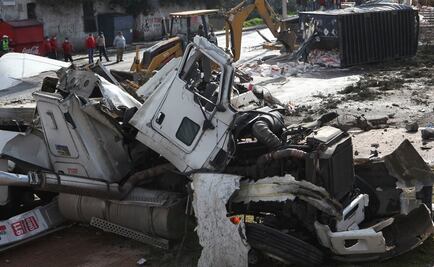 Vuelca tráiler con toneladas de sosa en la México-Toluca