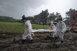 Drones cargan cadáveres en Nepal: las riadas destruyeron los caminos y dejaron comunidades aisladas