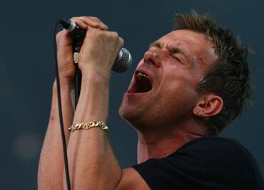 Reina Isabel II condecora a Damon Albarn, de Blur