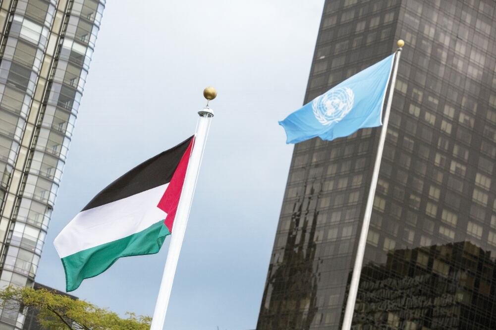 La bandera palestina ondea junto a la de Naciones Unidas, luego de que fuera izada por primera vez en las instalaciones de la ONU, durante una ceremonia en la que participó el presidente palestino, Mahmud Abbas (ANDREW KELLY. REUTERS)