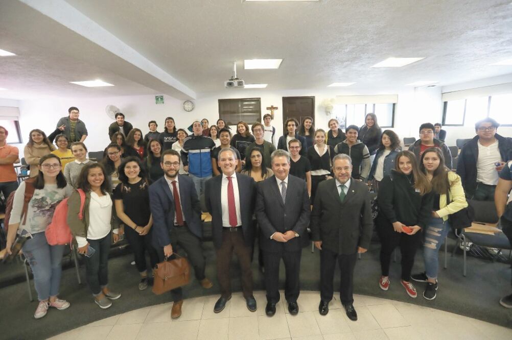 Leonardo Curzio, articulista y miembro del Consejo Consultivo de EL UNIVERSAL (centro) dictó una conferencia en la Universidad Panamericana. Foto: GERMÁN ESPINOSA. EL UNIVERSAL