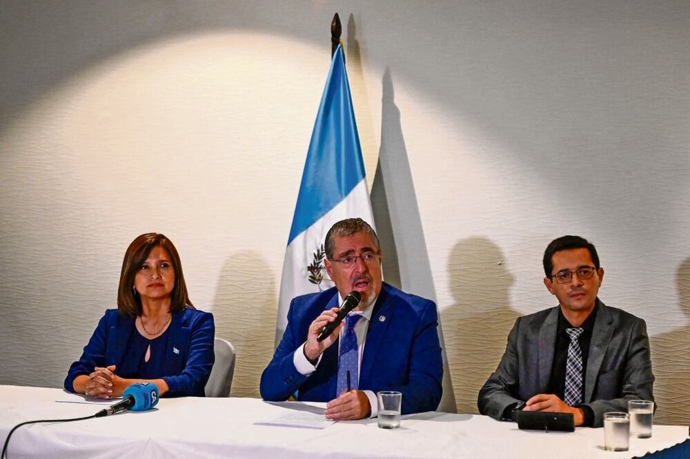 El mandatario electo de Guatemala, Bernardo Arévalo (centro); la vicepresidenta electa, Karin Herrera, y el abogado Juan Guerrero. Foto: AFP