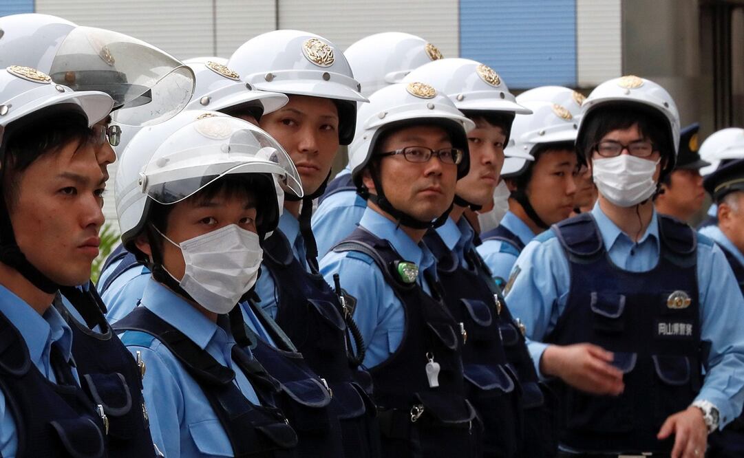 Foto de archivo de policías montando guardia a la llegada de vehículos que circulan cerca de la sede donde se celebrará la cumbre del G20. Foto: EFE/ Kimimasa Mayama, archivo