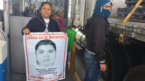 Padres de los 43 bloquean y toman la caseta México-Cuernavaca