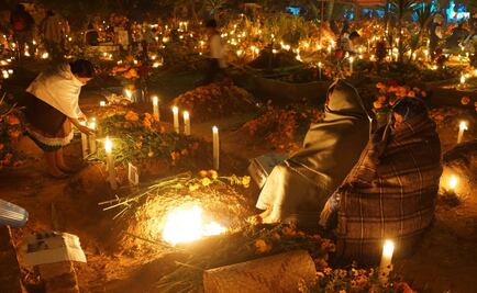 Familias velan a sus muertos sobre sus tumbas en Atzompa, Oaxaca