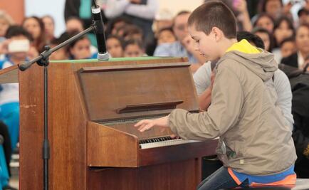Deleita niño pianista con música en visita de Nuño a escuela en Iztacalco