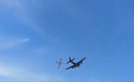 VIDEO. Chocan un bombardero B-17 y una avioneta en exhibición aérea en Dallas