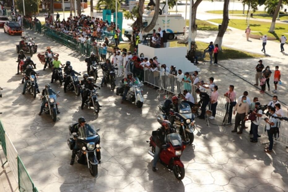Más de mil personas participan en desfile conmemorativo de la Revolución Mexicana en Chetumal