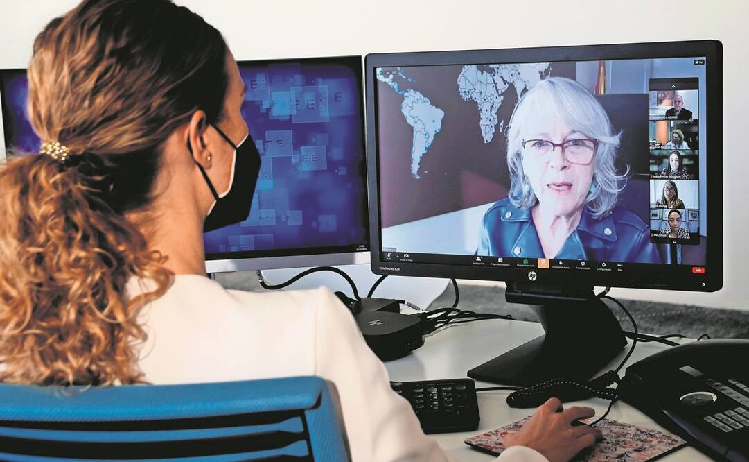 La presidenta de EFE, Gabriela Cañas (en pantalla), en la tercera jornada de la 77 Asamblea General de la SIP. Foto: Chema Moya/ EFE.