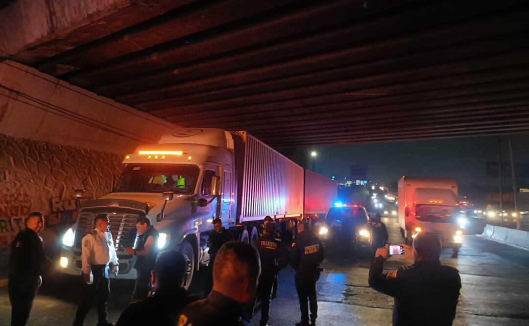 Roban tractocamión en la autopista Circuito Exterior Mexiquense. Foto: Especial
