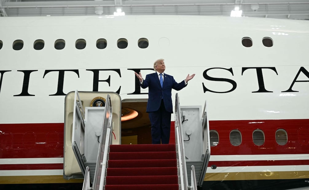 Trump desciende del nuevo Air Force One, donado por Catar (19/06/2026). Foto: AFP