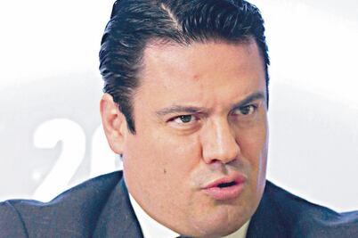 Aristóteles deja el cargo y lo “corren” 