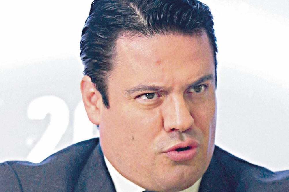 Aristóteles deja el cargo y lo “corren” 