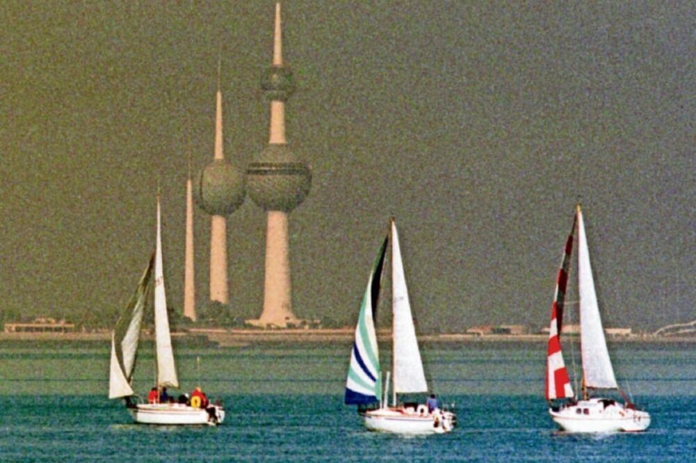 Las Torres de Ciudad Kuwait, envueltas en una nube de esmog. En las naciones petroleras, el problema se ha agravado al paso de los años. (ARCHIVO. AP)