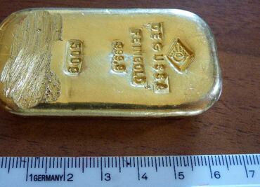 Menor halla oro mientras nadaba en lago de Alemania