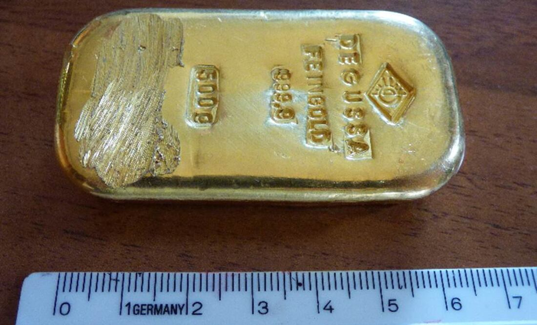 La joven de 16 años quien estaba de vacaciones, lo encontró el viernes a unos dos metros bajo el agua y lo entregó a la policía (Foto: AP)