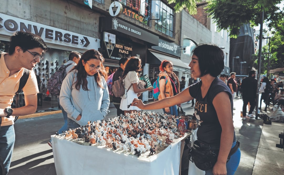 La artista coloca 600 perritos en su mesa, variedad de donde sus clientes escogen al que más se parezca a su mascota, para después darles el toque personal. Fotos: de Yaretzy M. Osnaya