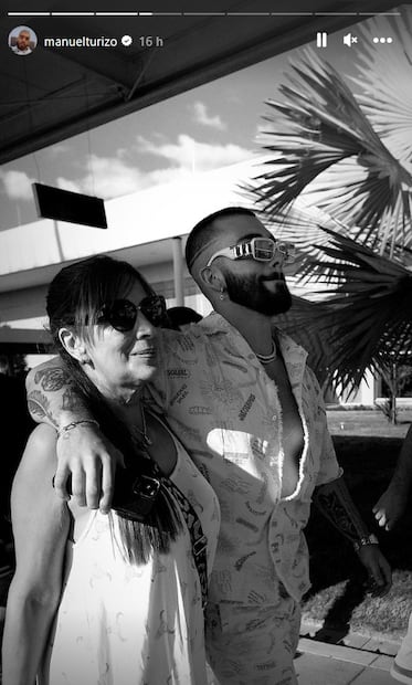 Manuel Turizo con su madre. El cantante compartió la foto en sus redes.
