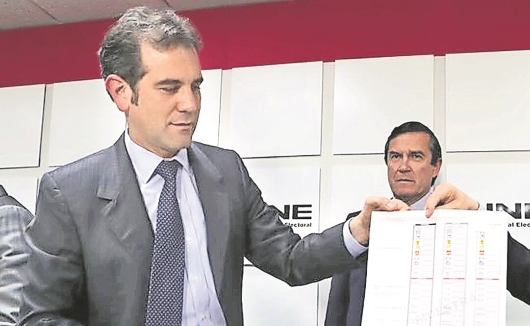 Lorenzo Córdova, titular del INE, dijo que buscarán que los mexicanos tengan información con oportunidad y mostró algunos documentos que utilizarán. (INE)