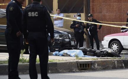 Auto derriba motocicleta donde viajaban padre e hijo en Iztapalapa; muere niño de ocho años