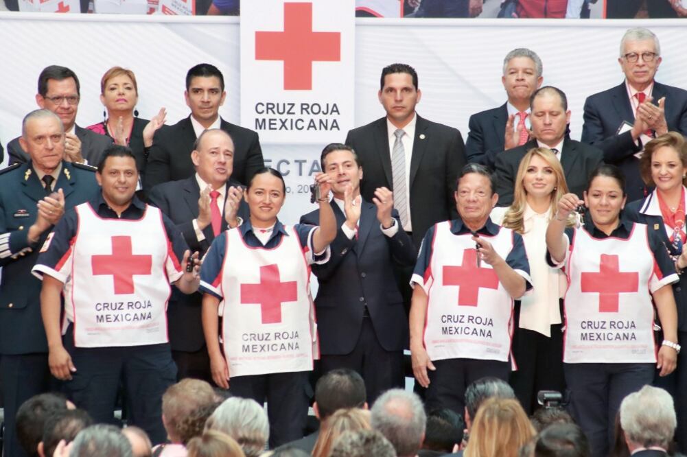 Enrique Peña Nieto (al centro), acompañado por su esposa, Angélica Rivera (tercera de der. a izq.), presidenta honoraria de la Cruz Roja, llamó a participar en la Colecta Anual 2018 de esta institución. (ARIEL OJEDA. EL UNIVERSAL)