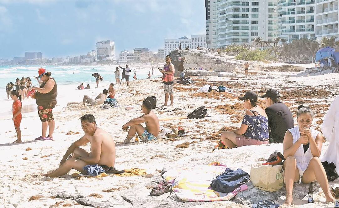 En las playas, las personas dicen que es incómodo y poco práctico quitarse y ponerse el cubrebocas cada vez que entran al mar. Fotos: Adriana Varillas/ El Universal. 