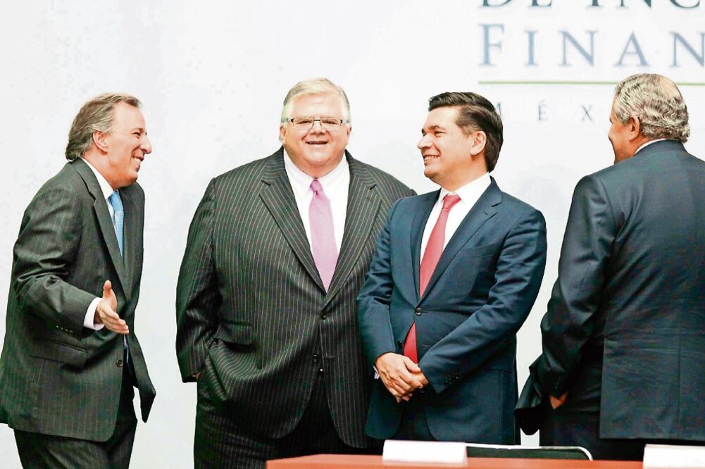 José Antonio Meade, secretario de Desarrollo Social; Agustín Carstens, gobernador del Banco de México, y Fernando Aportela, subsecretario de Hacienda, ayer durante el lanzamiento de la Política Nacional de Inclusión Financiera (JUAN CARLOS REYES)