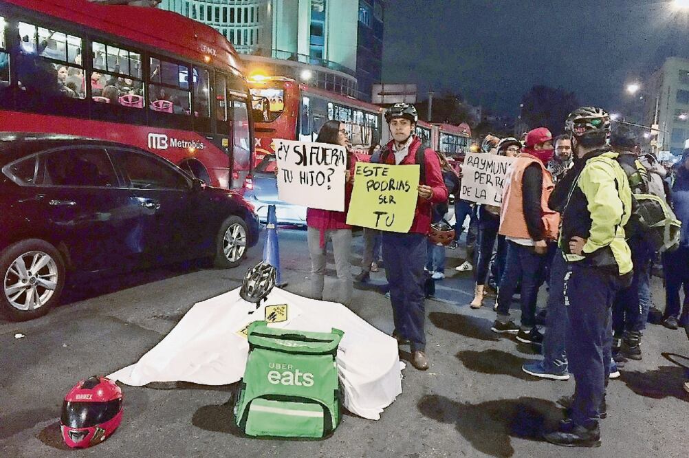Los repartidores colocaron una sábana blanca a modo de “cuerpo” pa ra sensibilizar a los conductores, además de exigir la salida de Raymundo Colli n s. (ANDREA AHEDO. EL UNIVERSAL)