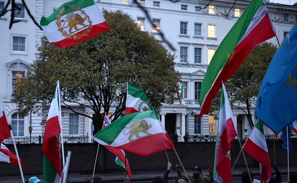 Manifestantes contra el régimen iraní ondean la bandera iraní, con los emblemas del León y el Sol, antes de la revolución de 1979, durante una concentración frente a la embajada de Irán, en el centro de Londres, el 9 de enero de 2026. El ministro de Relaciones Exteriores de Irán afirma que Estados Unidos e Israel están "interviniendo directamente" en las protestas. El ministro de Asuntos Exteriores de Irán acusó el viernes a Estados Unidos e Israel de impulsar un creciente movimiento de protesta en el país, al tiempo que descartó la posibilidad de una intervención militar extranjera directa tras las advertencias estadounidenses sobre la represión de los manifestantes. Foto: AFP