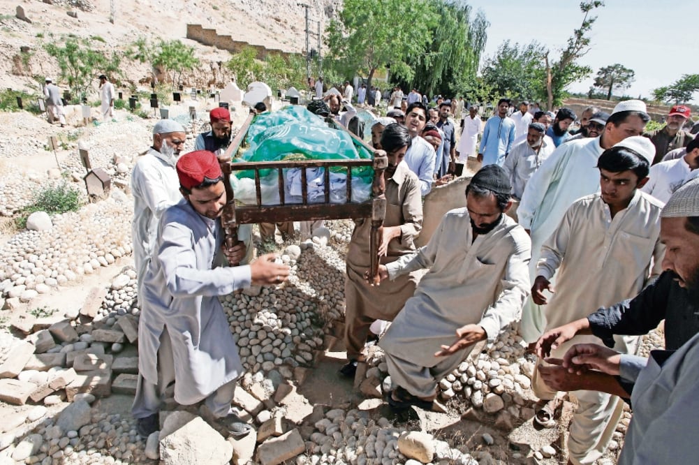 Un grupo de hombres carga el féretro de una de las víctimas del atentado registrado el lunes afuera de un hospital en la ciudad de Quetta (NASEER AHMED. REUTERS)